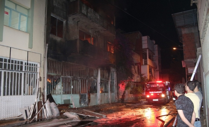 İzmir’in Karabağlar ilçesinde mobilya atölyesinde henüz belirlenemeyen nedenle yangın çıktı.