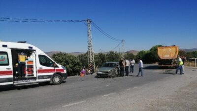  İzmir'in Aliağa İlçesinde, Otomobil İle Hafriyat Kamyonunun Çarpişmasi Sonucu