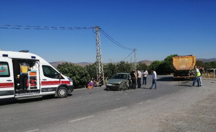  İzmir'in Aliağa İlçesinde, Otomobil İle Hafriyat Kamyonunun Çarpişmasi Sonucu