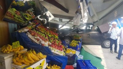 İzmir’in Konak İlçesinde Direksiyon Hakimiyetini Kaybeden Bir Otomobil, Marketin Önünde