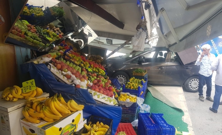 İzmir’in Konak İlçesinde Direksiyon Hakimiyetini Kaybeden Bir Otomobil, Marketin Önünde