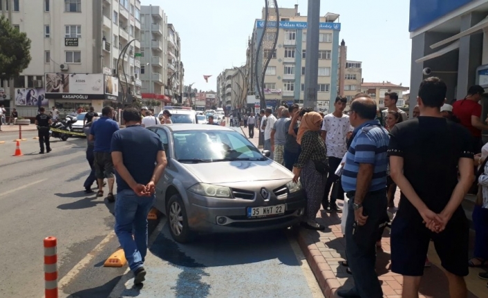 İzmir’in Aliağa İlçesinde, Yolun Karşısına Geçmeye Çalişan Bir Kişiye Otomobil