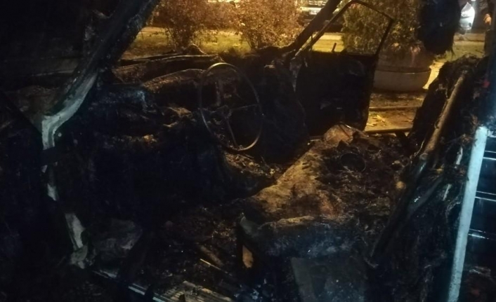  İzmir’in Bayraklı İlçesinde Bir Süredir Park Halinde Bulunan Araç