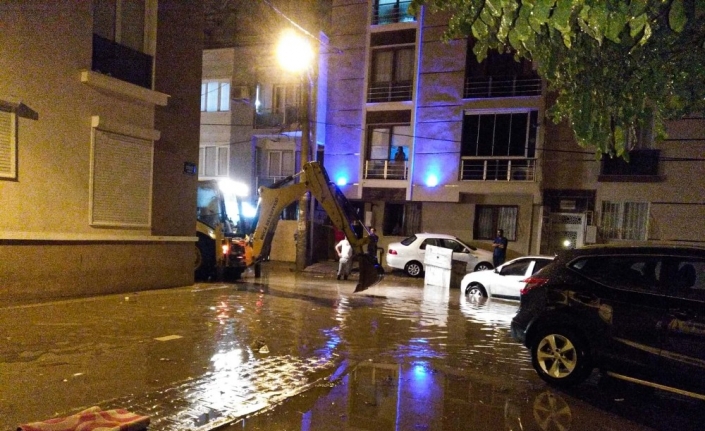  İzmir Genelinde Önceki Gün Etkisini Gösteren Sağanak Yağışın Açtığı