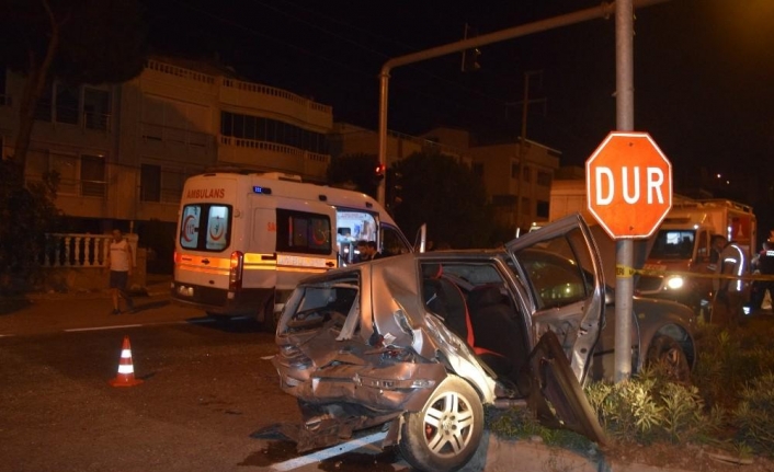  İzmir’in Aliağa  İlçesinde Seyir Halindeki Bir Otomobil, Kırmızı
