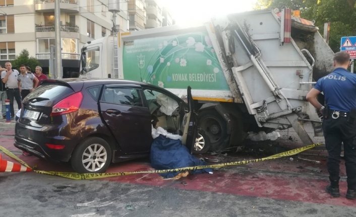 İzmir’in Konak İlçesinde Belediyeye Ait Çöp Kamyonu İle Otomobilin Çarpişmasi