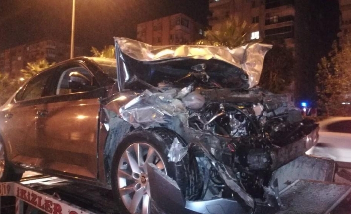  İzmir’in Bornova İlçesinde Bir Otomobilin Tıra Arkadan Çarpmasi Neticesinde