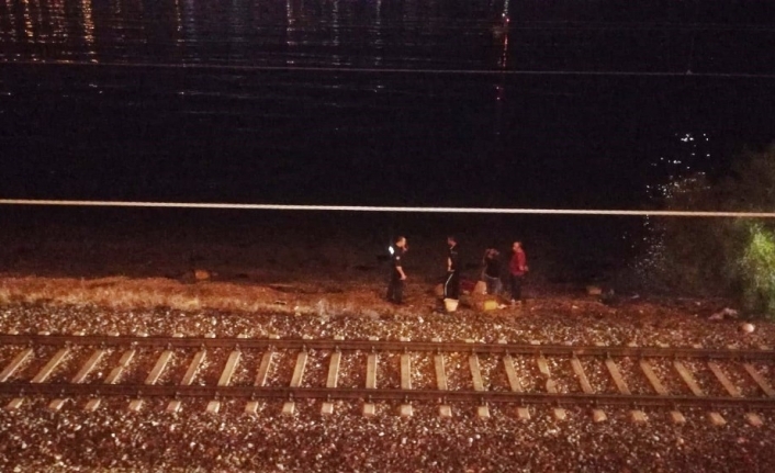  İzmir’in Bayraklı İlçesinde Tren Hattına Yakın Bir Noktada Balık