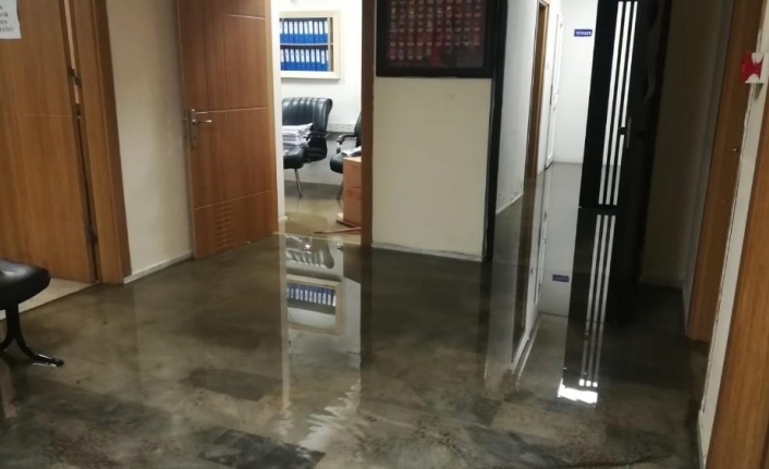  İzmir’in Karabağlar İlçesinde Aşırı Yağışların Etkisiyle Polis Karakolunu Su