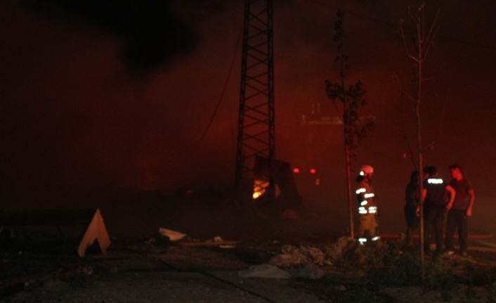 İzmir’in Çiğli İlçesinde Geri Dönüşüm Deposunda Çikan Yangın Paniğe Neden
