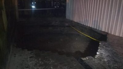  İzmir’in Konak İlçesinde Altında Su Birikintisi Oluşan Yolda Çökme