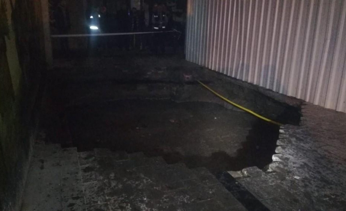  İzmir’in Konak İlçesinde Altında Su Birikintisi Oluşan Yolda Çökme