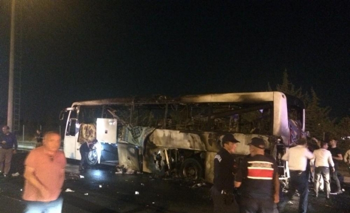  İzmir’de Yolcu Otobüsü Alev Alev Yandı