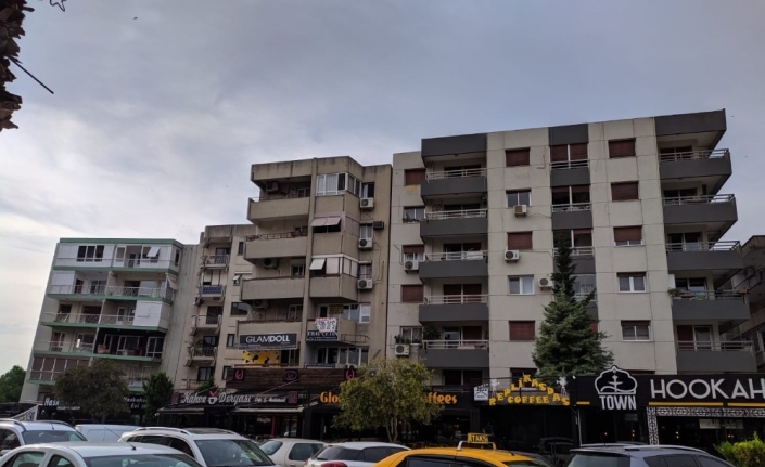  Karşıyaka’nın Bostanlı Semtinde Bulunan Ve Yıkılma Riski Taşıyan Eğik