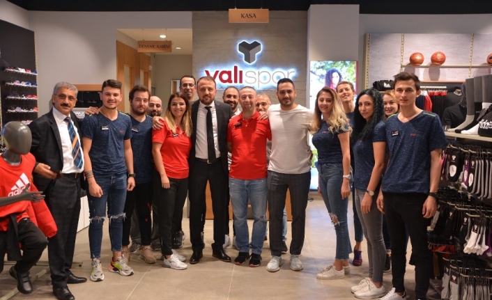  Sektörde 30'uncu Yaşını Kutlayan Yalı Spor, İzmir Hilltown Avm'de