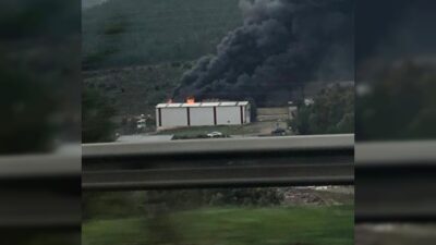  İzmir’in Bornova İlçesinde Bir Plastik Ambalaj Deposunda Yangın Çikti.