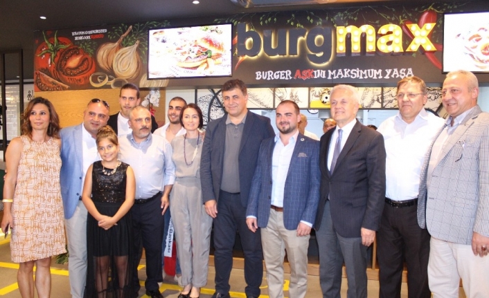  İzmir’in Burger Markası Burgmax, Sıra Dışı Tasarımında Tarkan Önal