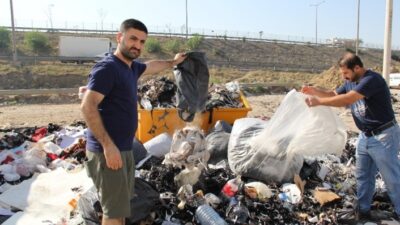  İzmir’in Bornova İlçesindeki Işikkent Ayakkabıcılar Sitesi'nde Toplanmayan Çöp Yığınları