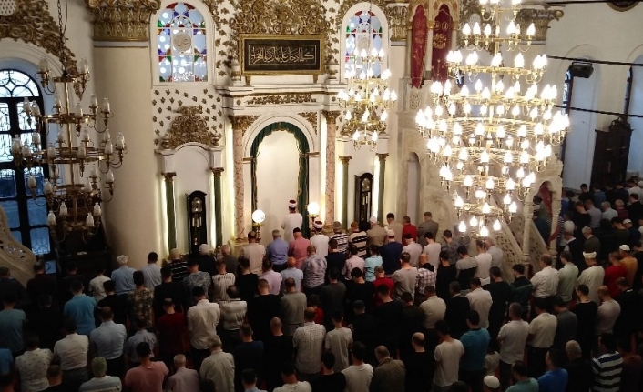 İzmirli vatandaşlar, on bir ayın sultanı Ramazan’ın bitmesinin ardından bayram
