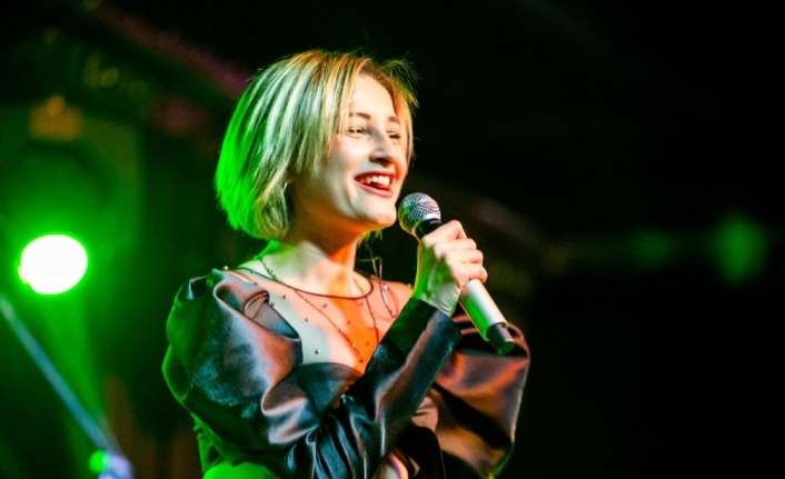 Türk pop müziğinin başarılı ismi Güliz Ayla, İzmir’de verdiği konserde