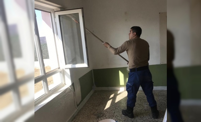  Jandarma Eline Silah Yerine Fırça Alıp Okul Boyadı