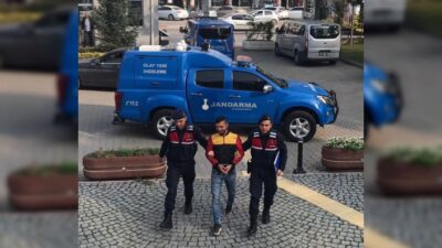  Bursa'nın İnegöl İlçesinde Çaldiklari Otomobille Hırsızlık Yapan 3 Kişiden