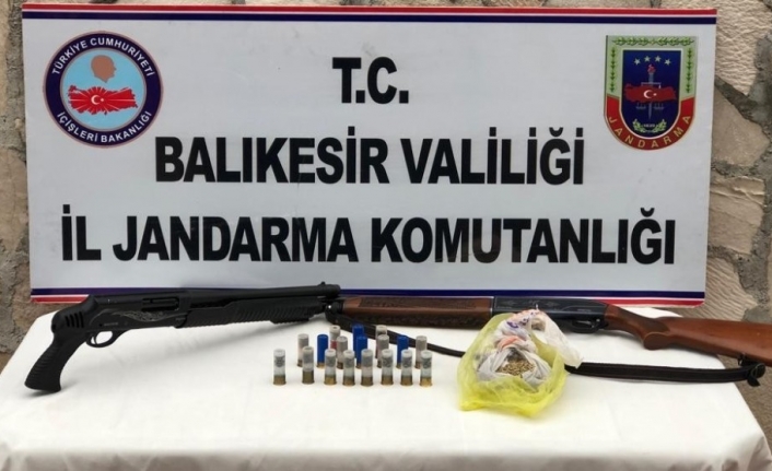  Balıkesir'in Dursunbey İlçesinde Jandarma Ekipleri 4 Ayrı Adrese Eş