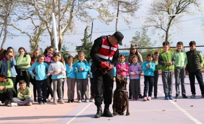 Balıkesir'de Jandarma Trafik Ekipleri Şamli Mahallesinde Öğrencilere Okulda Trafik