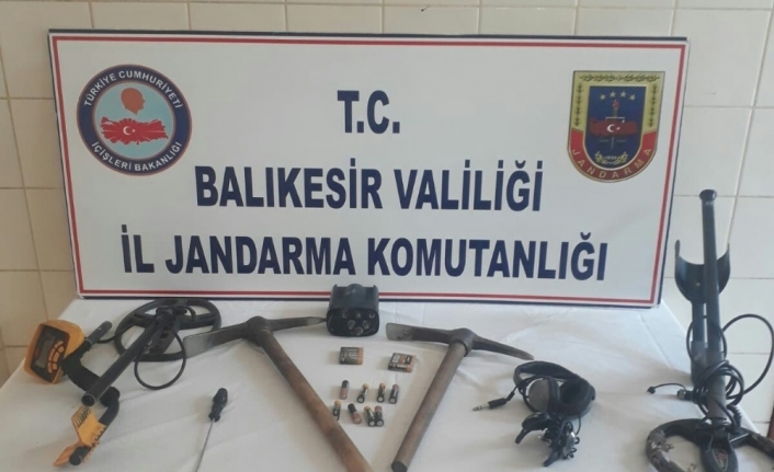  Erdek İlçesinde Arkeolojik Sit Alanında İçinde Kaçak Kazı Yapan