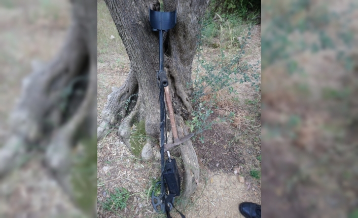 Balıkesir’in Edremit ilçesinde kaçak kazı yapan şahıs, jandarma tarafından suçüstü