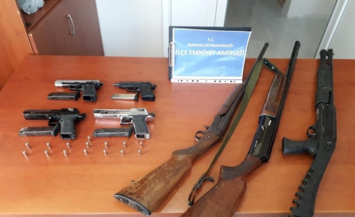 Balıkesir’in Manyas ilçesinde izinsiz olarak silah tamir eden motosiklet tamircisi