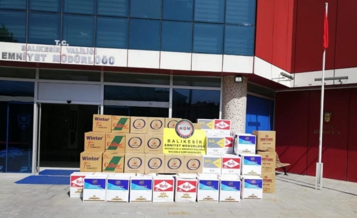 Balıkesir’de polis Bursa’dan gelen kaçak tütün ve makaronlara operasyon düzenledi.