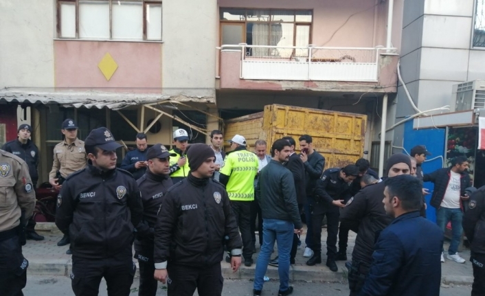 İzmir’in Bayraklı ilçesinde, kullandığı kamyonun frenlerinin boşalması sonucu kahvehaneye girdiği