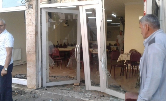 Bursa’nın İnegöl ilçesinde otomobilin kahveye dalması sebebiyle 2 kişi yaralandı.
