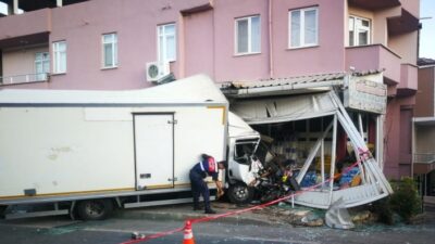 Bursa'da Kamyon Yol Kenarında Bekleyen 5 Kişiye Çarptiktan Sonra Markete