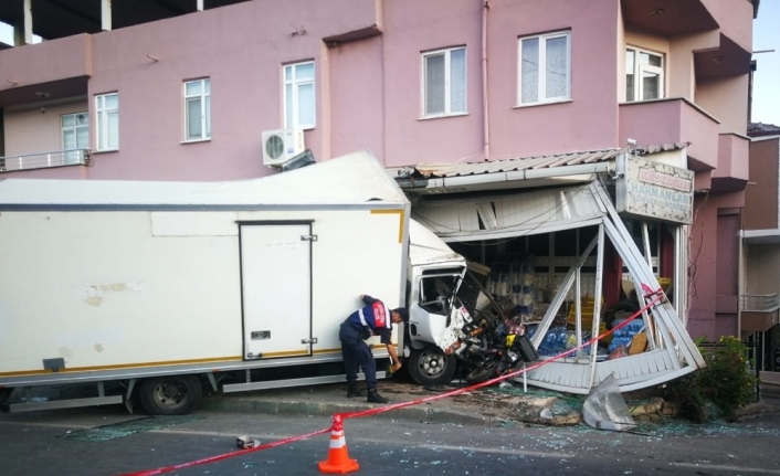 Bursa'da Kamyon Yol Kenarında Bekleyen 5 Kişiye Çarptiktan Sonra Markete