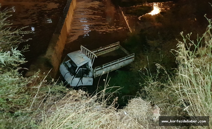   Balıkesir’in Edremit ilçesinde kontrolden çıkan kamyonet çaya uçtu. Araç