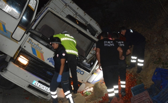  Çanakkale’nin Ayvacık İlçesinde Şarampole Devrilen Kamyonun Altında Kalan Sürücü