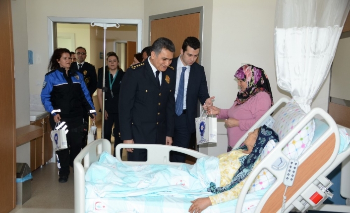 Balıkesir İl Emniyet Müdürü Cengiz Zeybek beraberinde emniyet personeli ile