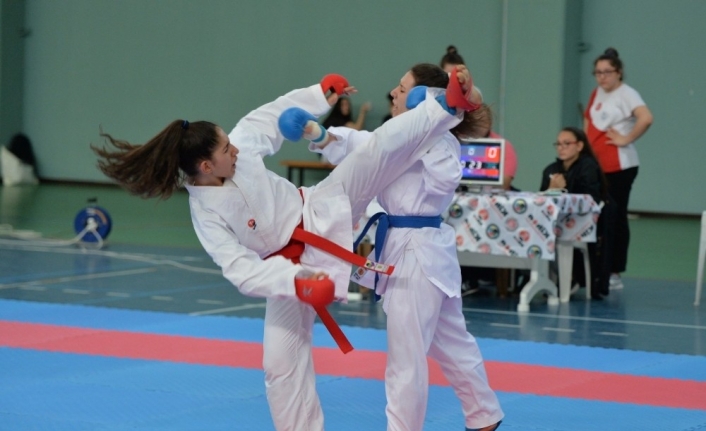 Bursa Büyükşehir Belediyespor Kulübü Karate sporcuları, Bursa’da yapılan “İllerarası Karate