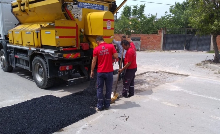 Karesi Belediyesi Fen İşleri Müdürlüğü’ne bağlı ekipler, bozulan kaldırım, yol,
