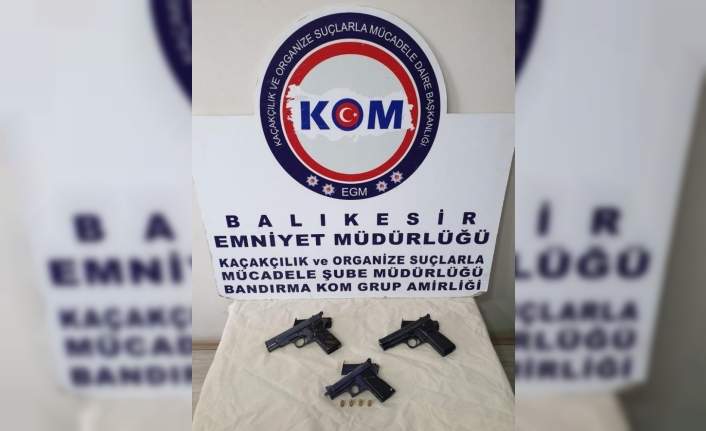 Balıkesir’in Bandırma ilçesinde bir adrese gelen kargodan 3 adet silah