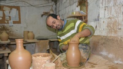 Bursa’nın İznik ilçesinde yaşayan çift, yıllardır elleri ile toprağa şekil