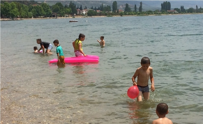  İznik İlçesinde Karnesini Alan Çocuklar Göle Akın Attı