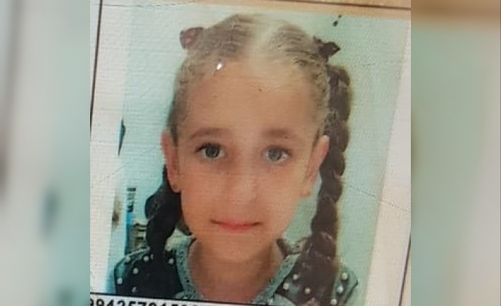  Bursa’da Karşıdan Karşıya Geçmeye Çalişan Kardeşlere Araba Çarpti. Kazada