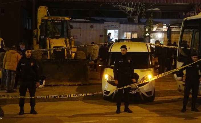  Bursa'nın Yıldırım İlçesinde Kavgaya Müdahale Eden Polis Memurunun Belindeki
