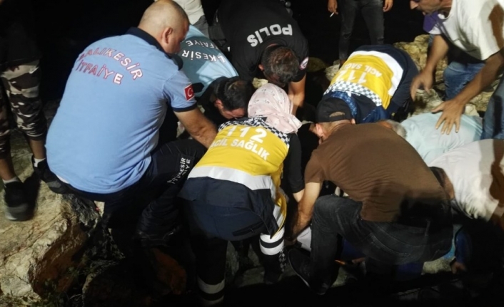 Balıkesir'in Erdek İlçesinde Sahilde Yürüyen Şahis Dengesini Kaybederek, Kayalık Alana