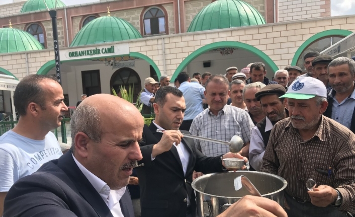  Kaymakam Arslan Ve Başkan Korkmaz Büyükorhan Halkına Aşure Dağıttı