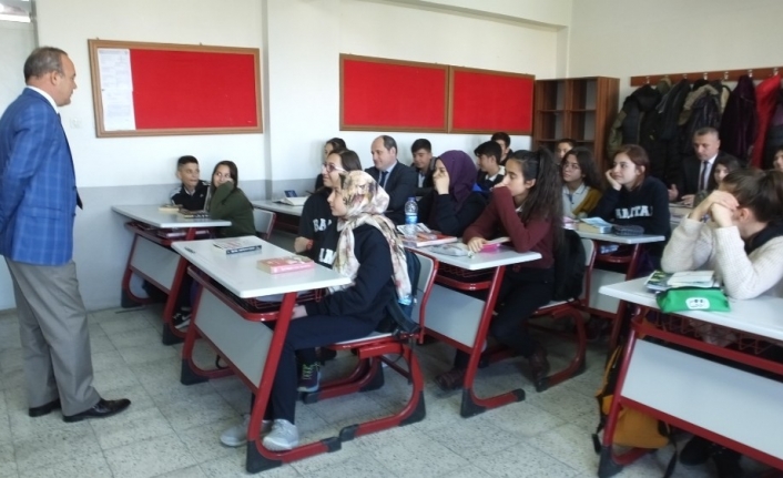  Kaymakam Öner, Öğrencilerle