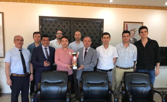Burhaniye ilçesinde Kaymakam Hüseyin Öner ilçede şampiyon olan sporcuları ağırlamaya